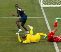 拜仁官方：穆西亚拉受伤不得不被担架抬出场，我们与你在一起